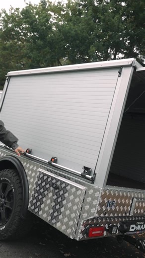 Dieser ISUZU D-MAX Space Cab vereint durchdachte Technik mit hochwertigem Fahrzeugbau. 💪 Der Aufbau von @kunathfahrzeugbau bietet seitliche Rollläden, geschützten Stauraum und eine klare Struktur für den Arbeitsalltag. Mit All-Terrain-Bereifung, verstärktem Fahrwerk und Handschaltung ist er auf anspruchsvolle Einsätze vorbereitet – zuverlässig, robust und einsatzbereit. 🛻 _____ 🔧 Was macht Gethöffer eigentlich? Kurz gesagt: Wir pimpen deinen Pickup so, dass er genau zu DIR passt. Vom ISUZU D-