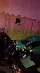 L-a înjunghiat pe șoferul BOLT pentru fix ..2 lei! Tânar din Dumbrăveni arestat pe stradă în Suceava (mulțumiri SuceavaFail pentru imagini) #dumbraveni #Puscarias #cutite #soferpeBolt #suceava #Politia | NewsBucovina.ro