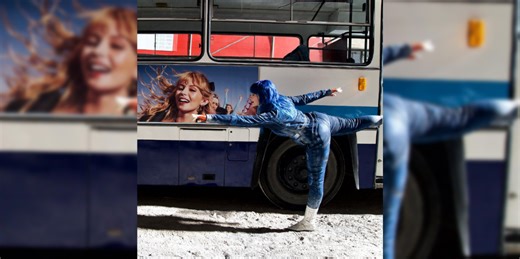 Angèle dévoile son nouveau clip tourné à New York avec… son chien !