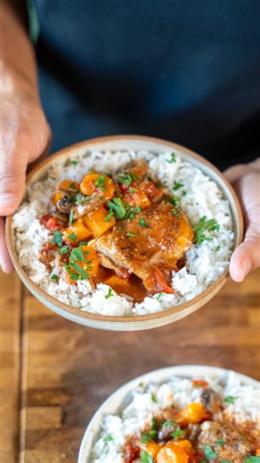 HERVÉ CUISINE · Recettes faciles & de saison on Instagram: "Le poulet marengo vous connaissez ? Des beaux morceaux de poulet tendres, mijotés avec des légumes et une sauce à tomber. Je le sers avec un petit riz et c’est un repas complet et savoureux. C’est encore meilleur quand on le prépare avec une volaille fermière Label Rouge élevée en plein air. On a une chair plus ferme et plus goûteuse, qui se tient mieux à la cuisson, vous allez vous régaler ! J’ai réalisé cette vidéo en collaboration co