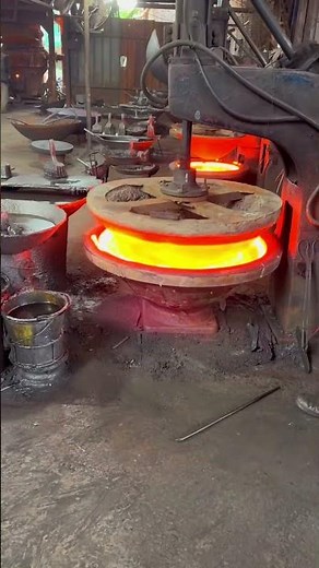 Manufacturing process of a cast iron pan