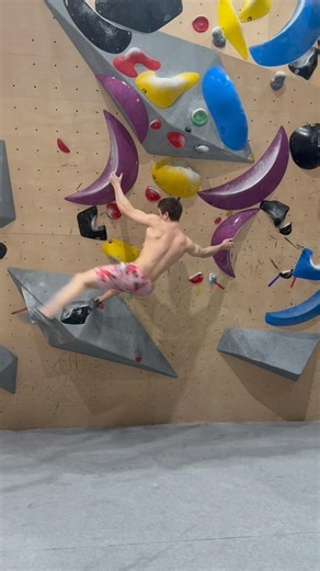 Easy peasy lemon squeezy🍋#climbing #bouldering #masterclimb #jump Climbing shoes Master climb Vint