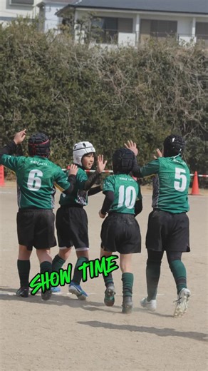 伊丹ラグビースクール(現5年生) on Instagram: "＼やろうよ！ラグビー🏉／ 週末は箕面ラグビースクールさんの招待試合に参加してきました！ 新しく加わってくれた仲間のトライにみんな大喜び🦖💚 これからもみんなで練習がんばるぞー！！ @minoh_rs さん、 @kids_rugby_torimi さん、ありがとうございました😌🙏🏻 ——————————————— 仲間・絆・思いやり・逞しさ・尊重・忍耐・努力・感動 大切なものはすべてここ🏉にある ——————————————— メンバー大募集中🤝🏻体験・見学OK ぜひグラウンドに遊びにきてください♪ 🦖🦖🦖🦖🦖🦖🦖🦖🦖🦖🦖🦖🦖 伊丹RS次回の練習日は 3/1(土)12:00-15:00 📍伊丹スポーツセンターです🏉 🦖🦖🦖🦖🦖🦖🦖🦖🦖🦖🦖🦖🦖 ラグビーは危険なイメージを持たれがちですが、サッカーなど他のスポーツと大きな差はありません🙆🏻‍♀️ 今の4年生には約130cm〜160cmと身長も体重も幅広くおり、それぞれの個性を活かして役割を担っています