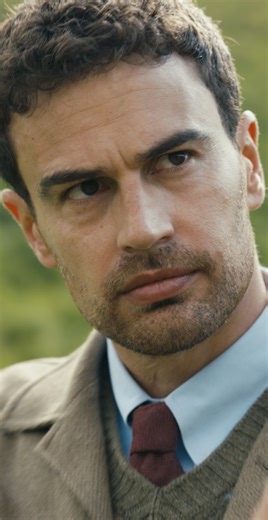 Luci sistemate, telecamera raddrizzata, ripassino del copione e ci siamo. Le riprese della seconda stagione di The Gentlemen sono iniziate. | Netflix