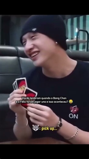 Bang Chan e Félix jogando uno