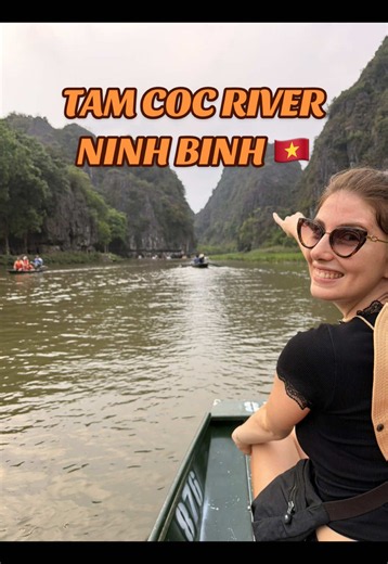 Cosa fare a Ninh Binh? 🚣‍♀️✨ La gita al Tam Coc River è una delle esperienze più belle da fare in Vietnam 🇻🇳 Per 250.000 dong a persona, circa 8€, abbiamo fatto un tour in barca di 1 ora e mezza tra risaie, montagne calcaree e grotte naturali spettacolari. Un posto incredibile, conosciuto anche come la “Halong Bay terrestre” 🤍 👉Se stai organizzando un viaggio in Vietnam, salva Tam Coc tra le tappe da non perdere ✨ 📍 Tam Coc, Ninh Binh 🚣 Tour in barca sul fiume ⏰ Durata: 1h30 💰 Prezzo: 25
