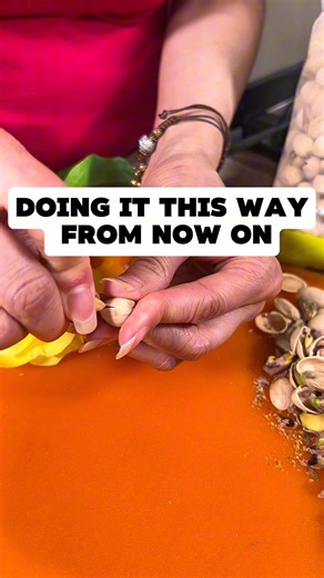 Best way to deshell pistachios. #pistachios #deshelling #shelling #pistachiohacks #howto #kitchenhacks #crackingpistachios #pistachiotips #howtodeshellpistachios | Natalie and Connie