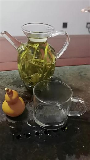 一杯茶 喝茶的好处主要有以下几点：1. 提神醒脑：茶叶中的咖啡碱能刺激中枢神经，增强大脑皮层兴奋性，缓解疲劳，提升注意力和反应速度。2. 抗氧化防衰老：茶多酚、儿茶素等成分可清除自由基，减缓细胞氧化损伤，保护心血管，延缓衰老。3. 促进消化：刺激胃液分泌，帮助分解脂肪和蛋白质，缓解油腻饮食后的饱胀感。4. 保护心脑血管：降低血脂、胆固醇，抑制动脉粥样硬化，减少心血管疾病风险。5. 抗菌消