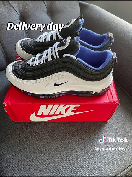 Delivery Day Excitement for Trainers from DHGate