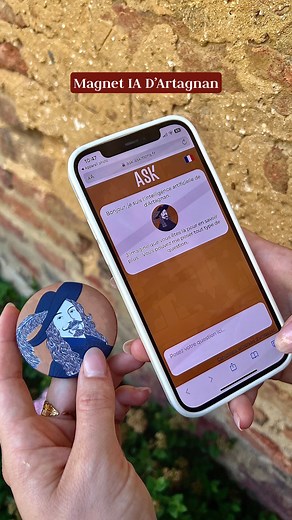 MAGNET IA D’ARTAGNAN ⚔️ L’Office de tourisme est fier de vous présenter une innovation unique : le magnet intelligent à l’effigie de d’Artagnan 🤖 Bien plus qu’un simple objet décoratif, ce magnet vous parle…littéralement ! Une création exclusive, disponible en édition limitée dans nos Offices de tourisme : 📍Eauze 📍Nogaro et au @veloraildelarmagnac 📍Vic-Fezensac #armagnacdartagnan #magnetia #askmona #dartagnan #officedetourisme #exploremongers | Armagnac & D'Artagnan Tourisme