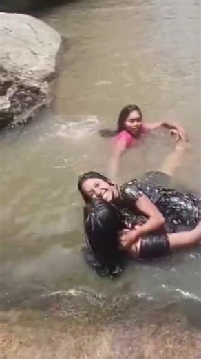 الهند 🇮🇳حادث مأساوي في منطقة ألواري سيتاراما راجو بمديرية أنانتاغيري وقعت حادثة مؤلمة عند شلالات مالانغومّي حيث فقدت ثلاث فتيات حياتهن في واقعة مأساويكانت خمس فتيات قد ذهبن للاستمتاع والتقاط الصور السيلفي لكن لحظة واحدة من الخطر تحولت إلى كارثة،ط حيث لقيت ثلاث منهن مصرعهن.أسماء الضحايا:تريشا (17 سنة)راتناكوماري (16 سنة)بافيترا (16 سنة) لحظة تهور واحدة أنهت حياة ثلاث أرواح بريئةبين جمال الطبيعة وسحر المكان تحوّل شغف السيلفي إلى مأساة تُحذّر من مخاطر التهاون