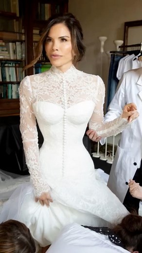 782K views · 3.9K reactions | JEFF & LAUREN TIE THE KNOT  IN A $50M VENICE WEDDING WITH OPRAH, DI CAPRIO & THE KARDASHIANS IN TOW#BezosWedding #LaurenSanchez #CelebrityWedding #DolceGabbana #VeniceWedding #AListGuests #WeddingOfTheYear #JeffBezos | HollyLeaks | Facebook