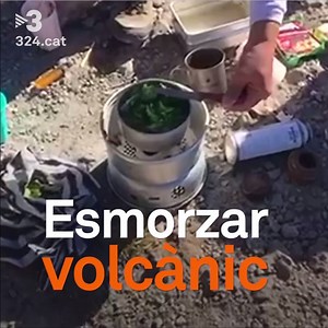 30K views · 229 reactions | L'espectacular erupció del volcà Merapi sorprèn uns excursionistes que esmorzaven a l'illa de Java, a Indonèsia https://bit.ly/2GcsUGe #Play324 | 3CatInfo | Facebook