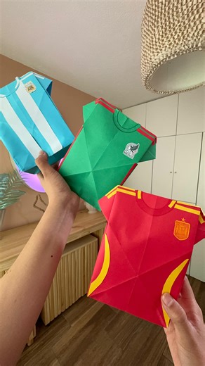 Craftingeek | Creatividad DIY & Lifestyle on Instagram: "¿Ya tienes listo tu regalo para el día del padre? 🙊🙌🏻 Te enseñó a como crear este origami en forma de jersey para que puedas guardar el regalo para tu papá: Una corbata, dulces, papas, y más… Estoy segura que le encantará 🤩 Ve ahora mismo a mi canal de Youtube y ahí te explico como hacerlo paso a paso 😉"