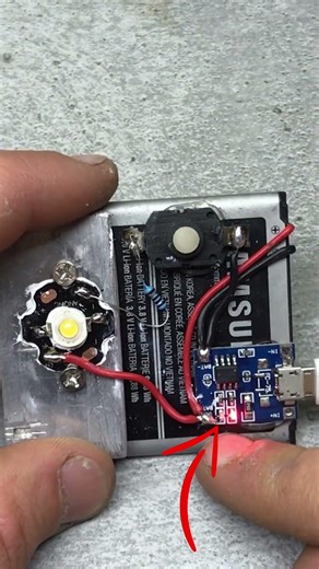 “This Should NOT Work… Phone Battery Flashlight 😳” #diy #18650 #batterypack