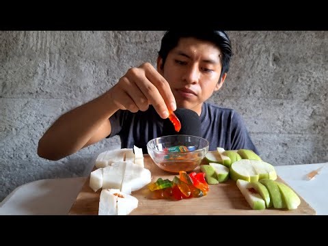 ASMR EN ESPAÑOL COMIENDO FRUTA CON GOMITAS MUKBANG