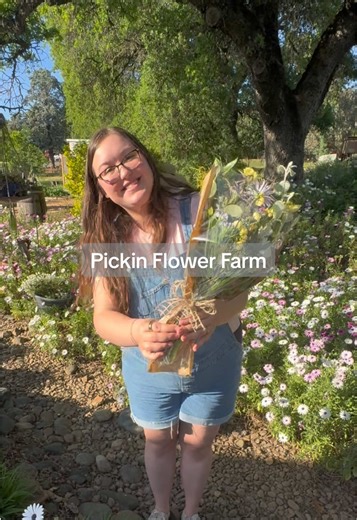 When your grandma tells your to come over & she’s the owner of Pickin Flower Farm in Loma Rica, CA 💐 #flowerfarm #getoutside #yubacounty #pickinflowerfarm #cutflowergarden