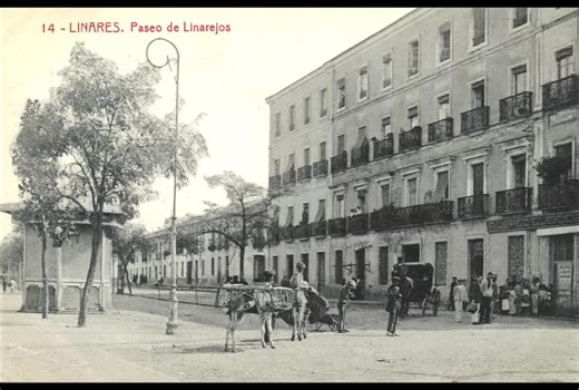 Paseo de Linarejos, lateral. Linares. Una estampa que habla por sí sola: carruajes, comercio, vecinos y el paseo como centro de la vida social. Así era Linares, elegante, activo y lleno de movimiento en sus calles más representativas. Historia pura de nuestra ciudad.