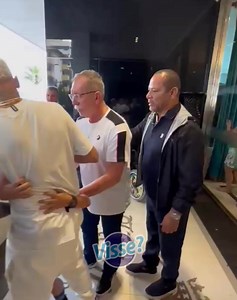 845K views · 10K reactions | Neymar (@neymarjr ) deu o ar da graça e recebeu o carinho dos "fãs" em Itapema-SC, nesta sexta-feira (16). O atleta está de férias na cidade. Edit: Aos letrados de plantão, as vezes escapa alguma coisa. Bjs. | Visse? | Facebook