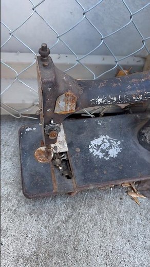 Singer — Model 27 Treadle Top With Pheasant Decals #sewing #singersewingmachine #quilting #antique