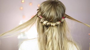 DominoKati zeigt euch in ihrem neuen Tutorial drei Frisuren mit Haarband, die sich schnell und einfach stylen lassen und ein absoluter Hingucker sind! ;-) http://bit.ly/NIVEA_DominoKati_Haarband | NIVEA