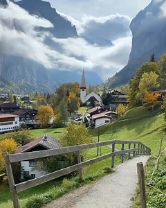 Absolutely stunning by @tom_durrer ・・・ The coloured Valley 🇨🇭🏔🍁 . . . . #lauterbrunnen #valley #autumn #mountains #waterfalls #hiking #nature #tolkien #72waterfall #myswitzerland #schweiz #switzerland #inlovewithswitzerland #suisse #swiss | WHAT WE SEEE