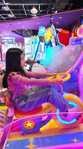 Giera Trying a Fun Color Cycle Bike Game