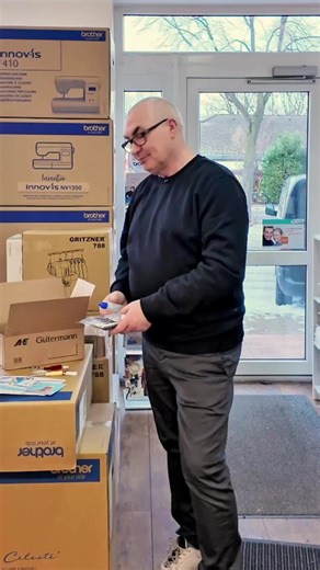 100 Nähmaschinen laufen jetzt besser – nur weil ihre Besitzer wissen, was sie tun. 🧵✨ Wir haben gerade den 100. Wartungskurs verkauft – 100 Menschen, die jetzt selbst wissen: ✔️ Warum die Maschine laut wird ✔️ Warum Stiche ungleichmäßig werden ✔️ Wie man richtig reinigt & pflegt ✔️ Und wie man sich viele Reparaturkosten spart Nicht jede Maschine muss sofort in die Werkstatt. Oft reicht Wissen die richtigen Handgriffe. Wenn du deine Nähmaschine länger ruhig, sauber und zuverlässig laufen lassen 