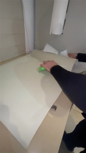 ‎פנינת הבית | חידוש מטבחים | טפטים | חיפוי קירות | השבחת נכסים‎ on Instagram‎: "חיפוי דקורטיבי לארונות מטבח שלכם פחות מיום עבודה שלם , בלי צורך להוציא עשרות אלפי שקלים והכי טוב , בלי לכלוך 👏🏻 התקשרו עכשיו 053-2217271"‎