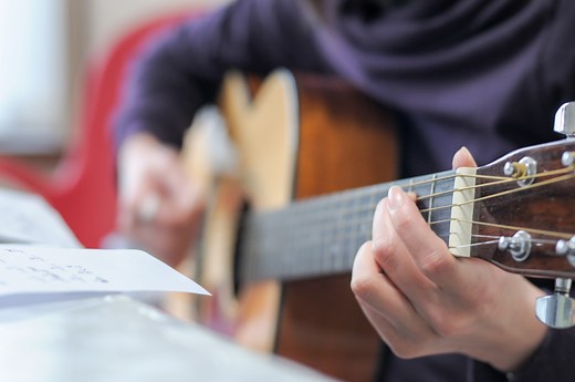 ギターのストローク練習！基本パターンと初心者が一日で弾けるコツを解説