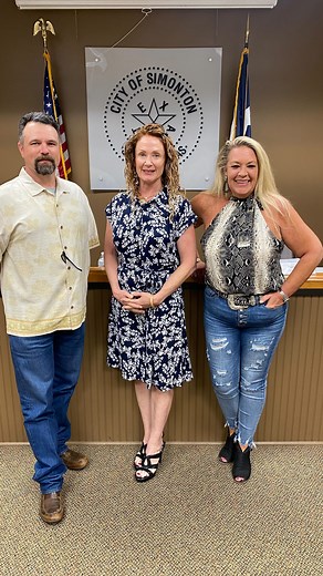 Last night at the Simonton City Council meeting our mayor and elected city council members were sworn in. Congratulations to Mayor Laurie Boudreaux, City Council members Justin Boudreau & Kelli Matula. Thank you to Notary Erica Molina for swearing them in. #cityofsimonton #simontontexas #stx #littlecitybigheart #simontonstrong #citycouncil #citycouncilmeeting #happywednesday | City of Simonton, Texas Government