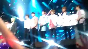 [VIDEO] 18.03.17 ASTRO > Kcon In Mexico Cuando MJ se acerca a tomar la lona de una afortunada AROHA Y les manda un beso!