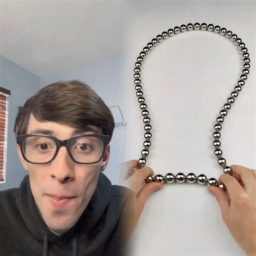 Preguntándole a Siri cuánto es 1 + 1 y cada vez que me responde la interrumpo🤣😈🥵