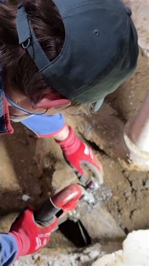 Cutting Cast Iron #diy#plumbing #renovation