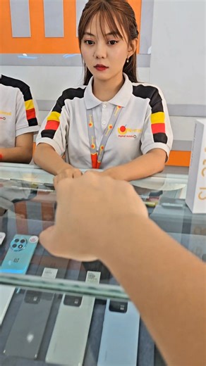 1.8M views · 109K reactions | ဖုန်းဝယ်တာလေ ဘာတွေအဲ့လောက်ပျော်နေတာလဲညီမလေး #헨헻헶혃헲헿혀헮헹헗헶헴헶혁헮헹헠헼헯헶헹헲 #mandalay#mobileshop | Universal Digital Mobile & Store | Facebook