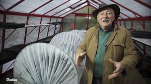 Hubert nous montre désormais comment faire son terreau de semis pour remplir son potager surélevé ! | Rustica