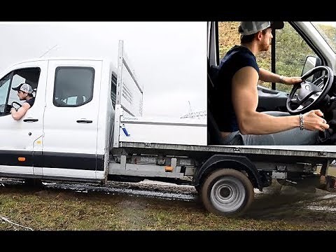 camion benne qui patine dans la boue embourbé enlisé stuck truck spin tires mud