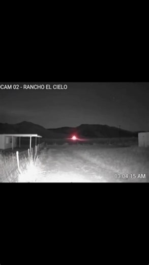 Mira lo que captaron estás cámaras de seguridad. GRABAN UNA VERDADERA #BRUJA EN MÉXICO 😳🔥 MISTERIOSAS BOLAS DE FUEGO Durante la madrugada, habitantes de Mineral de Pozos quedaron sorprendidos al observar misteriosas bolas de fuego desplazándose por el cerro. 🌕🔥 Según relatan los lugareños, este fenómeno no es algo nuevo, pues aseguran que aparece con frecuencia en la zona. Muchos afirman con firmeza que no se trata de un simple efecto natural, sino de la presencia de brujas que recorren los 