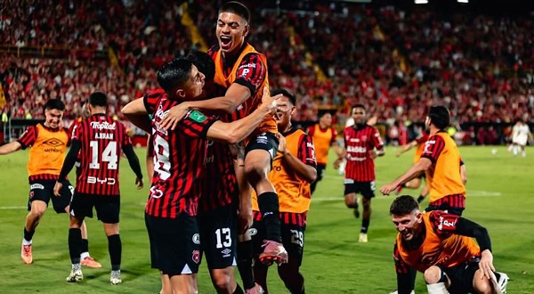Alajuelense se coronó campeón de Costa Rica tras vencer 3-1 a Saprissa en la gran final