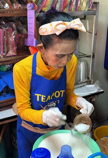 タイの国民的飲みものがエグすぎた🇹🇭 The sweetest Thai tea lady in Bangkok🧋 📍 ป้าปากแดง กาแฟโบราณ 112 ถนน มหรรณพ แขวงเสาชิงช้า เขตพระนคร กรุงเทพมหานคร 10200 6:00〜15:00 📍 Auntie Nid coffee shop 112 Thanon Mahannop, Sao Chingcha, Phra Nakhon, Bangkok 10200, Thailand Open 6am to 3pm everyday #大好物は高カロリー #thaifood #bangkok