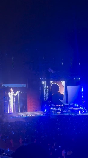 Bài hát mới nhất của Mỹ Tâm Một ca khúc không ồn ào, không phô trương, nhưng chạm rất sâu: 👉 “Hãy mặc áo đẹp nhất khi em vui. Hãy nói yêu khi trái tim đang còn đầy đắm say. Đừng giữ hạnh phúc cho ngày mai xa vời. Vì hôm nay chính là món quà. Đừng để nỗi đau khi mang đi giấc mơ. Hãy sống hết mình khi ta còn hơi thở. Đừng để chờ sau này mới trân trọng. Vì mai chưa chắc còn đời ta nữa.” Nghe câu đó giữa biển người, Ngọc thấy tim mình lặng đi. Hãy biết sống cho hôm nay. Yêu thương nhiều hơn một chú