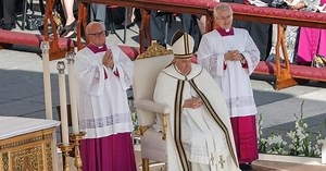 Il Papa e la sua nuova Esortazione apostolica "Laudate Deum": "Il mondo si sta sgretolando"