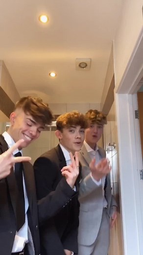 just 3 boys in a bathroom @connxr_r @danwoolleyy