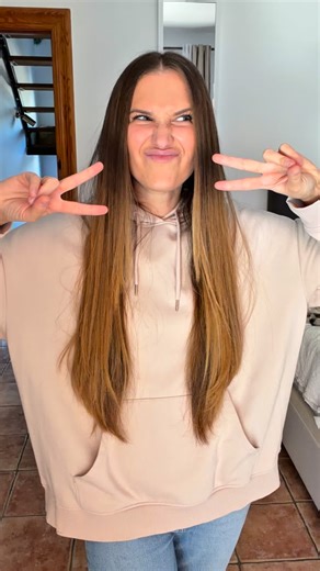 MAQUIABELLA | Maternidad real on Instagram: "💭 Ser mamá por primera vez trae un montón de emociones… y algunas me pesaron más de la cuenta. Durante la lactancia me encontraba vídeos de madres sacando medio banco de leche con el extractor, mientras yo miraba mi botecito y sentía que algo no cuadraba. Tardé en comprender que aquello no era lo común, que mi cuerpo solo seguía su propio compás… y que no estaba fallando. 💛 Luego llegó la alimentación complementaria. Esos “lo que come mi bebé en un 