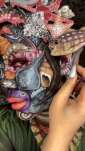 The incredible artist @mimles face-painting skills is on a whole different level — she turns makeup into pure illusion. One moment she has three noses, the next she’s rocking six eyes, & sometimes you can’t even tell where her real eyes are at all. Her designs bend reality, distort the face, & create those mind-blowing visuals that make you look twice (& then again). From hands melting into skin to faces that seem to glitch in real life, her creativity is absolutely insane. Truly incredible work