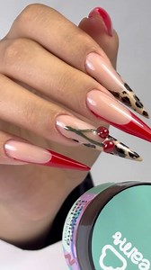 🍒 Dulzura en cada detalle Nuestra técnica master Dulce Cisneros te muestra paso a paso cómo crear estas cerezas perfectas: brillantes, limpias y súper definidas con productos MC Nails. 👇 Lleva tus diseños al siguiente nivel, consíguelos aquí 👇 https://bit.ly/MCNAILSATEN | MC nails