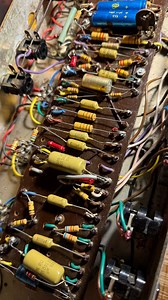 real 1969 marshall super lead plexi (100W) 🆚sv20h (20W) same guitar, same cab, same speakers, channels jumped, identical amp settings. in the room differences were immediate: the 1969 has noticeably more headroom, authority and low-end mass. bass response is fuller and better controlled, and the amp stays open and three-dimensional as the volume climbs, with a fast, firm attack and very little sag. organic. the studio vintage breaks earlier, compresses more and feels tighter and more focused. i