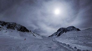 Tödlicher Unfall in Tirol – Skifahrer stürzt auf Fels und stirbt am Stubaier Gletscher