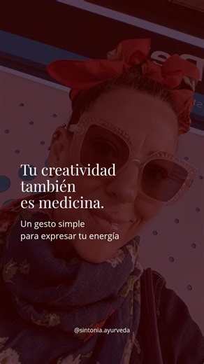 Gaby Sansone - Ayurveda - Formaciones en Terapias Manuales on Instagram: "En Ayurveda, la creatividad es una forma en que Vata se expresa. No se trata de hacerlo perfecto. Se trata de permitir que el cuerpo hable, juegue, imagine. Un pañuelo, un moño, un gesto simple… también pueden ser ritual, presencia, expresión. 🌿 Vata crea 🔥 Pitta lo plasma 🌱 Kapha lo sostiene Cada biotipo tiene dones únicos. Cuando los reconocés, tu energía se ordena. ¿Te animás a usarlo? ¿Te animás a expresar tus dones