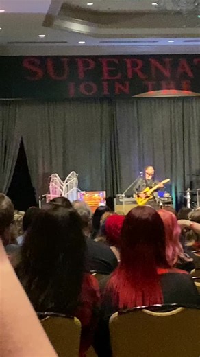 Naturally, my first longer video is from my last SPN convention. You can hear me yell “I see Cliff!” #Supernatural #SPN